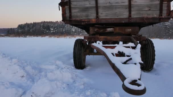 Alter Traktorwagen im Schnee — Stockvideo