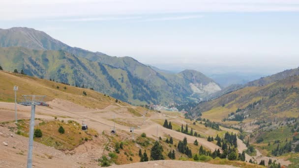 Kabelbaan en ski-helling in de zomer — Stockvideo