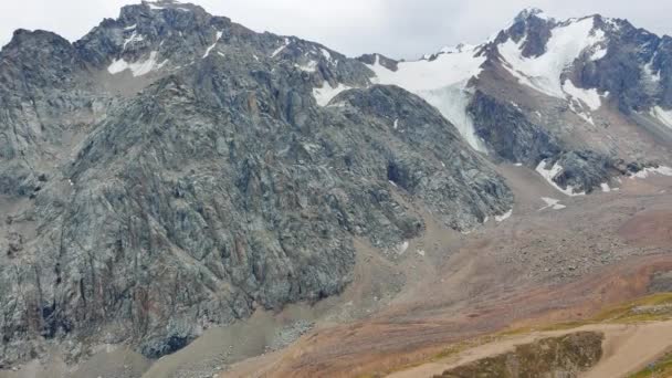 Picos de montanha e passar Shymbulak — Vídeo de Stock