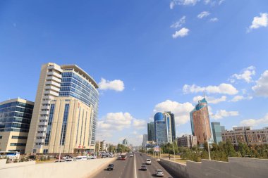 Astana, Kazakistan - 3 Eylül 2016: Kunaev Avenue, yol traf