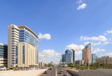 Astana, Kazakistan - 3 Eylül 2016: Kunaev Avenue, yol traf