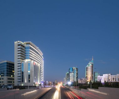 Astana, Kazakistan - 5 Eylül 2016: Gece şehir trafik Kunae
