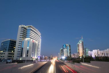 Astana, Kazakistan - 5 Eylül 2016: Gece şehir trafik Kunae