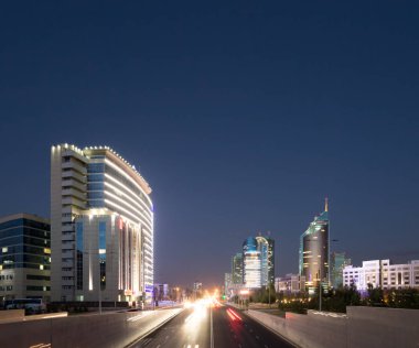 Astana, Kazakistan - 5 Eylül 2016: Gece şehir trafik Kunae