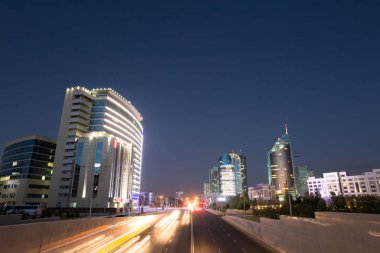 Astana, Kazakistan - 5 Eylül 2016: Gece şehir trafik Kunae