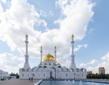 Nur Astana Camii. İngilizce çeviri - Nur yazıt 