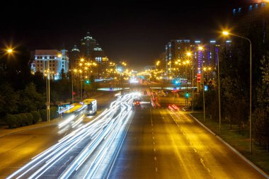 El Mangilik Bulvarı. Gece trafik. Astana, Kazakistan
