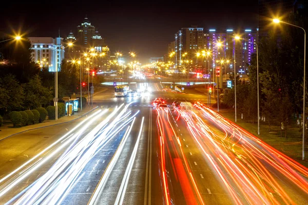 Avenida El Mangilik. Tráfico nocturno. Astana, Kazajstán — Foto de Stock