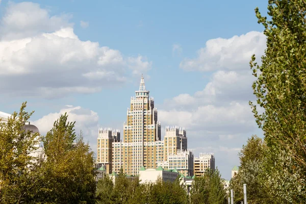 Астана, Казахстан - 5 сентября 2016 г.: Жилой небоскреб В — стоковое фото