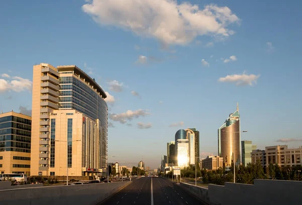Astana, Kazakistan - 5 settembre 2016: Kunaev Avenue al tramonto — Foto Stock