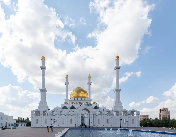 Мечеть "Нур Астана". Надпись на английском языке - Nur — стоковое фото