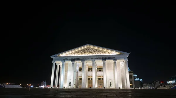 Astana, Kazajstán - 5 de septiembre de 2016: Astana Opera House enciende una —  Fotos de Stock