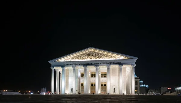 Astana, Kazajstán - 5 de septiembre de 2016: Astana Opera House enciende una —  Fotos de Stock