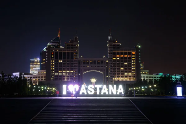 Astana, Kazachstán - 5 září 2016: Osvětlené v noci — Stock fotografie