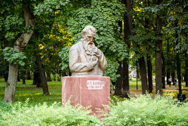 Russia, Nizhny Novgorod - 22 agosto 2017: Monumento all'inventore — Foto Stock