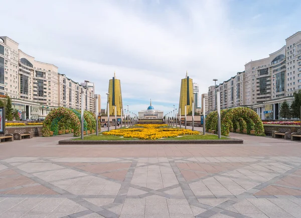 Astana, Kazakhstan - September 3, 2016 Golden Gate and President — Stock Photo, Image