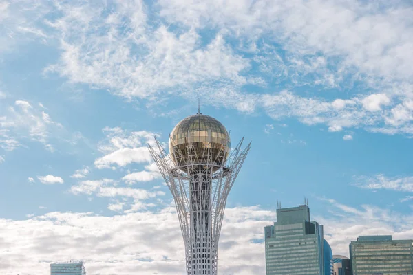 Astana, Kazakstan - 3 September 2016: Baiterek. Golden ball ag — Stockfoto