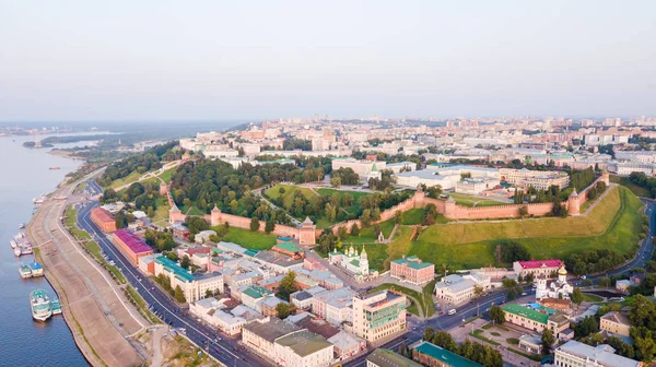 Nijniy Novgorod Kremlin'in nehir tarafındaki Görünüm. 