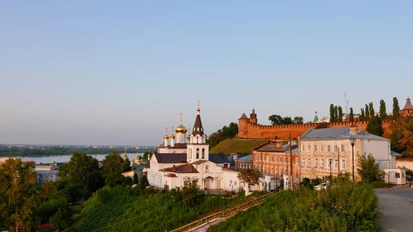 Храм Казанской иконы Божией Матери на заднем плане — стоковое фото