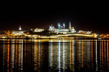 Kazan Kremlin. Nehirden yansıyan gece görüşü. Kazan, Rusya