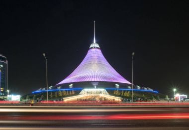 Astana, Kazakistan - 5 Eylül 2016: Han Shatyr alışveriş merkezi. Gece trafik