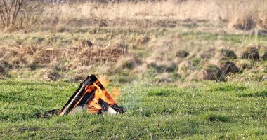 Batan güneşin ışığında alan ateşin ortasına