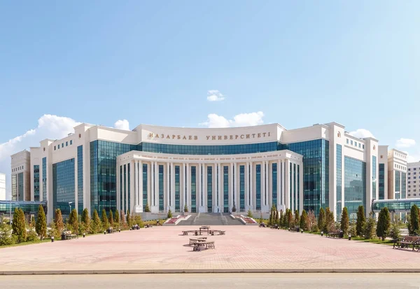 Astana, Kazajstán - 6 de septiembre de 2016: Vista de la Universidad de Nazarbayev desde Prospect Turan — Foto de Stock