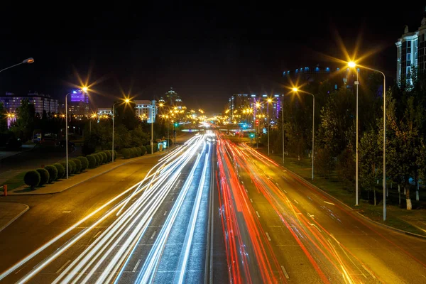 Avenida El Mangilik. Tráfico nocturno. Astana, Kazajstán — Foto de Stock