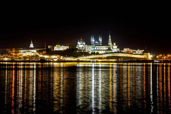 Kazan Kremlin. Vista noturna do rio com reflexão. Kazan, Rússia — Fotografia de Stock