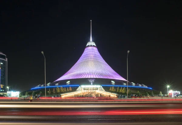 Astana, Kazakstan - 5 September 2016: Khan Shatyr shoppingcenter. Natt trafik — Stockfoto