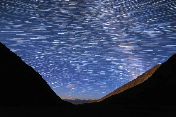Sporen van de sterren in de vorm van lijnen. Kijk in de bergen. Kyr — Stockfoto
