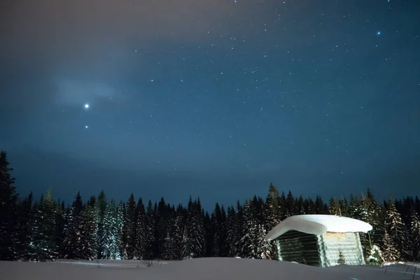 Lilla huset på bakgrund av den stjärnklara vinterhimmel — Stockfoto