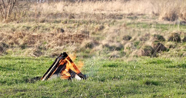 Batan güneşin ışığında alan ateşin ortasına
