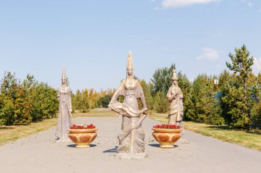 Astana, Kazakistan - 6 Eylül 2016: Astana Uluslararası Havaalanı, üç kazak kız bronz heykeli