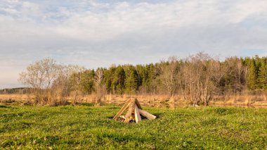Bir şenlik ateşi Nehri yakınında alanındaki