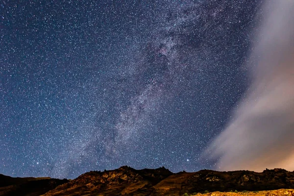 Γαλαξία με σύννεφα στα βουνά — Φωτογραφία Αρχείου