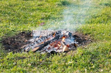 Alan ayarı su ışığında ateşin ortasına