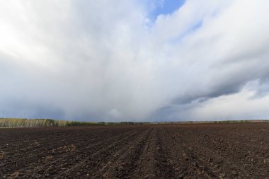 Ekilebilir arazinin yakın çekim üzerinde bulutlar