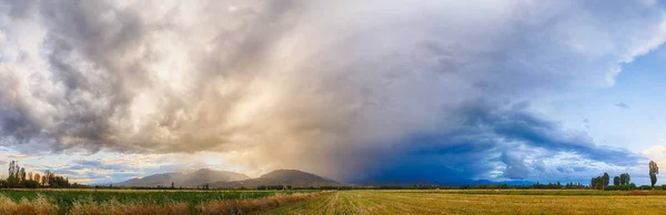 Snow storm over the mountains of Tien Shan at sunset time. Issyk — Stock Photo, Image