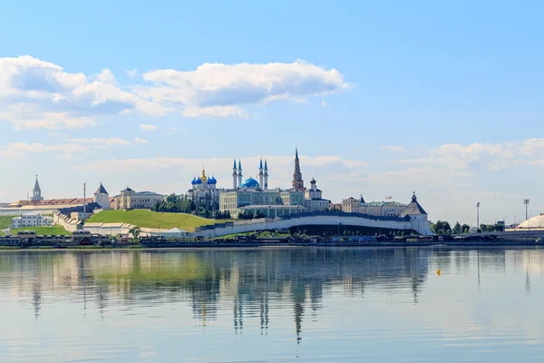 Kazan Kremlin. vista desde el río con reflejo. Kazán, Rusia — Foto de Stock