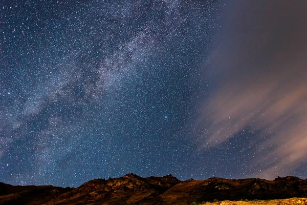 Via Lattea con nuvole in montagna — Foto Stock