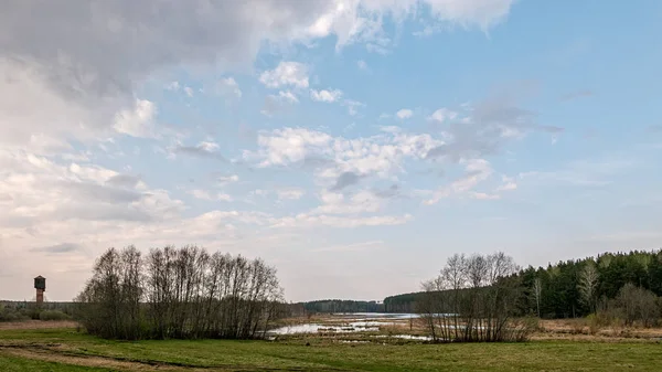 Le temps se gâte par un ciel dégagé — Photo