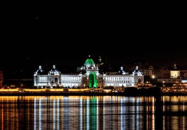 Rusya, Kazan - 19 Ağustos 2017: Gece görünümüne Kazanka nehir tarafından gelen çiftçi Palace (Tarım ve gıda)