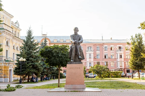 Rusia, Nizhny Novgorod - 22 de agosto de 2017: Monumento Nikolai Dobrolyubov - crítico literario ruso de los años 1850 y 1860, poeta, publicista — Foto de Stock