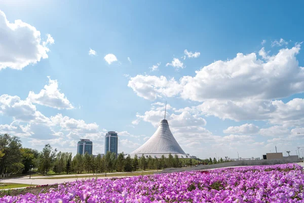 Astana, Kazakstan - 5 September 2016: Khan Shatyr shoppingcenter — Stockfoto