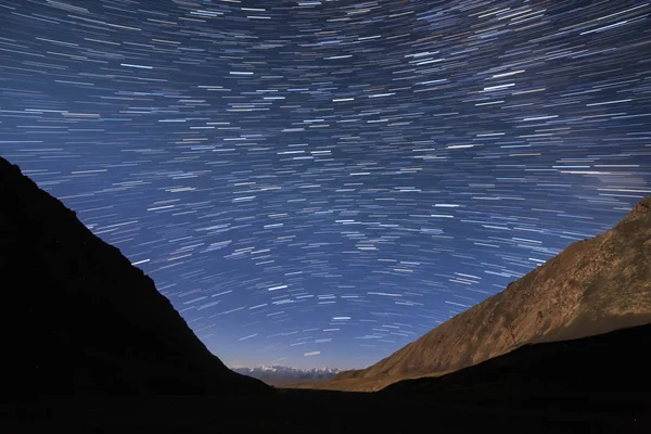 Rastros de estrellas en forma de líneas. Vista en las montañas. Kyr. — Foto de Stock
