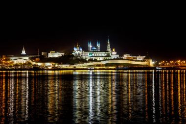 Kazan Kremlin. Nehrin yansıması ile gece manzara. Kazan,
