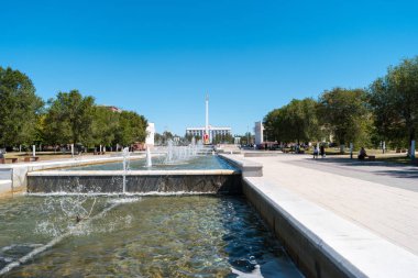 Karaganda, Kazakistan - 1 Eylül 2016: Çeşme ve anıt
