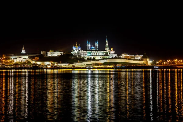 Kazan Kremlin. Vista noturna do rio com reflexão. Kazan... , — Fotografia de Stock