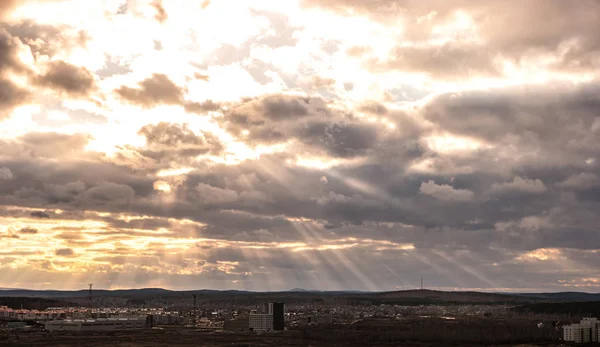 Вечерние облака над пригородами Екатеринбурга, Россия. SunSet — стоковое фото